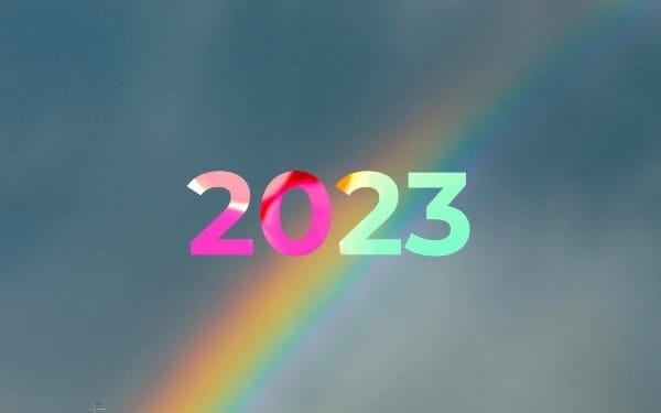 Als Symbol für Polykrise und Polychance: Die Zahl "2023" in bunten Farbverlauf Text ist über einen schwachen Regenbogen in einem bewölkten Himmel Hintergrund zentriert.